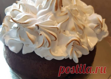 Ирландский торт на пиве

Ингредиенты
Бисквит
1 шт яйцо крупное
200 гр сахар
125 гр мука
125 гр сл.масло
425 мл пиво
60 мл кефир
40 гр какао
5 гр разрыхлитель
цедра апельсина
щепотка соль
75 гр Итальянская меренга-белки
225 гр сахар
75 мл вода

Бисквит-перелить в сотейник пиво,нарезать кубиками сл.масло и поставить на огонь и прогреть до растворения масла,но не давать закипеть.Слегка остудить.Яйцо разбить в отдельную чашу и смешать с кефиром и сахаром венчиком.Добавить апел...