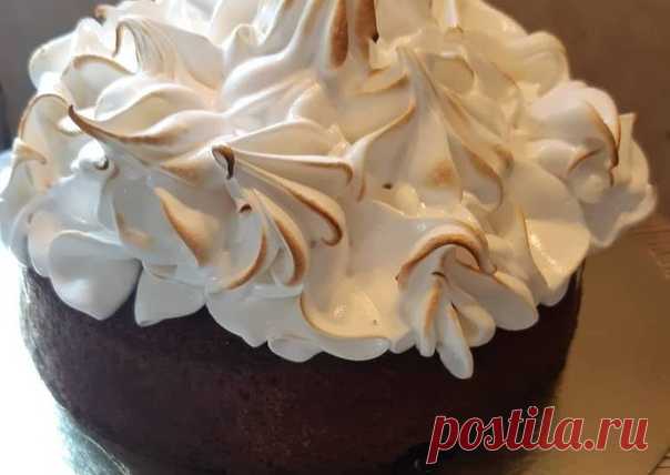 Ирландский торт на пиве

Ингредиенты
Бисквит
1 шт яйцо крупное
200 гр сахар
125 гр мука
125 гр сл.масло
425 мл пиво
60 мл кефир
40 гр какао
5 гр разрыхлитель
цедра апельсина
щепотка соль
75 гр Итальянская меренга-белки
225 гр сахар
75 мл вода

Бисквит-перелить в сотейник пиво,нарезать кубиками сл.масло и поставить на огонь и прогреть до растворения масла,но не давать закипеть.Слегка остудить.Яйцо разбить в отдельную чашу и смешать с кефиром и сахаром венчиком.Добавить апел...