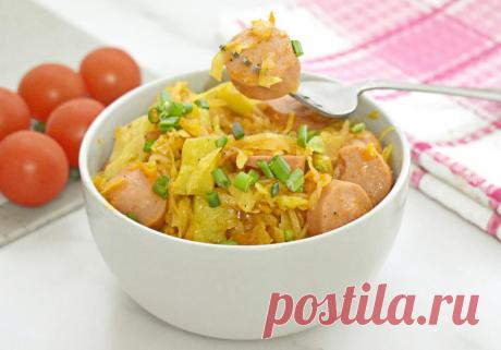 Капуста, тушёная с кабачками и сосисками Тушёная капуста с кабачками и сосисками - это аппетитное и сытное блюдо, которое легко приготовить. Сочетание капусты и кабачков делает его нежным и сочным, а сосиски добавляют насыщенности.
