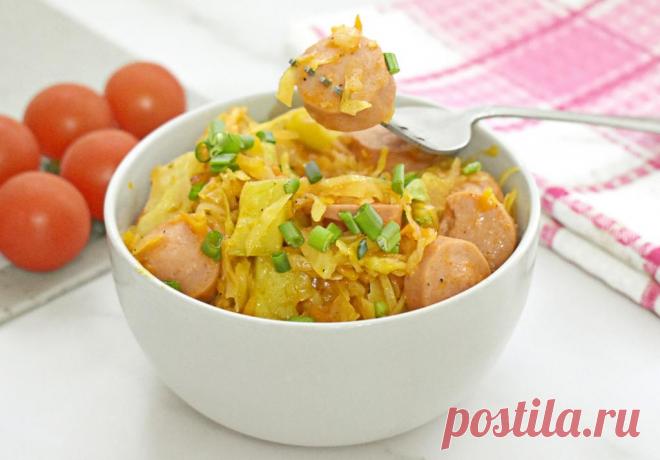 Капуста, тушёная с кабачками и сосисками Тушёная капуста с кабачками и сосисками - это аппетитное и сытное блюдо, которое легко приготовить. Сочетание капусты и кабачков делает его нежным и сочным, а сосиски добавляют насыщенности.