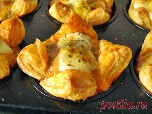 Красивая праздничная закуска «Принцесса». Вкусно и красиво 

 
Ингредиенты

Тесто слоёное - 200 грамм.
Фарш куриный - 150 грамм.
Грибы шампиньоны - 150 грамм.
Сыр твёрдый - 50 грамм.
Яйцо - 1 шт.
Майонез - 2 ст. л.
Соль, перец паприка - по вкусу.
Зелень - по …