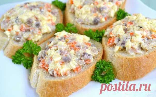 Закуска из селедки и плавленого сыра.