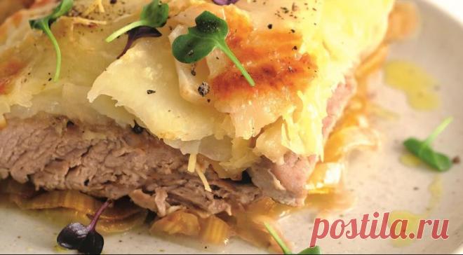 Телятина по-орловски - Журнал Советов Если у вас дома есть кулинарная горелка, слегка обожгите ею мясо, прежде чем закрывать его овощами и сыром, – это придаст блюду аромат дымка, как будто оно готовилось на углях. ИНГРЕДИЕНТЫ 4 телячьих стейка из лопатки 1 большой корень сельдерея 2 большие луковицы 100 г тертого пармезана 200 г моцареллы для пиццы 2 ст. л. […]