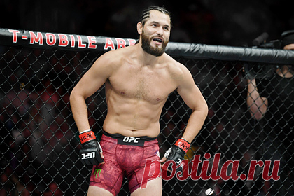 Главный негодяй UFC получил нового соперника. Американский боец смешанного стиля (MMA) Хорхе Масвидаль проведет поединок против британца Леона Эдвардса. Звезда Абсолютного бойцовского чемпионата (UFC) вернется в октагон 11 декабря. Схватка пройдет в рамках ивента UFC 269. В главном бою турнира Чарльз Оливейра и Дастин Порье поспорят за титул чемпиона UFC.