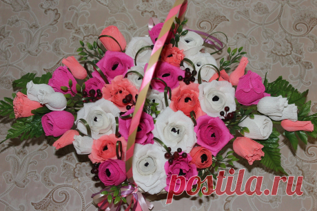 Корзиночка с цветами, конфеты &quot;Марсианка&quot;
