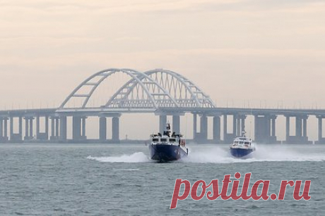 В США рассказали об угрозе войны с Россией из-за подрыва Крымского моста. Подрыв Крымского моста ракетами Taurus станет актом прямой войны НАТО с Россией. Об этом, комментируя разговор немецких офицеров об ударе по мосту, рассказал экс-разведчик Корпуса морской пехоты (КМП) США Скотт Риттер. Он также добавил, что прямой конфликт с Россией приведет к ядерной войне.