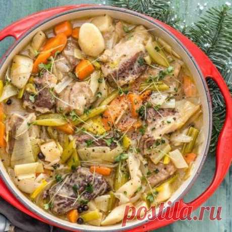Телячья грудинка с овощами - Скатерть-Самобранка - медиаплатформа МирТесен Телячья грудинка с овощами Итого на 100 грамм 90 ккал Б/Ж/У 15.5 / 1.8 / 3.1 телячья грудинка 900 г лук 2-3 шт. перец сладкий 1 шт. винный уксус (или столовое вино) 2 ст. л. мед 1 ч. л. тимьян сухой 1 ч. л. укроп сухой 1 ч. л. перец чёрный соль Винный уксус смешать с медом. Грудинку натереть