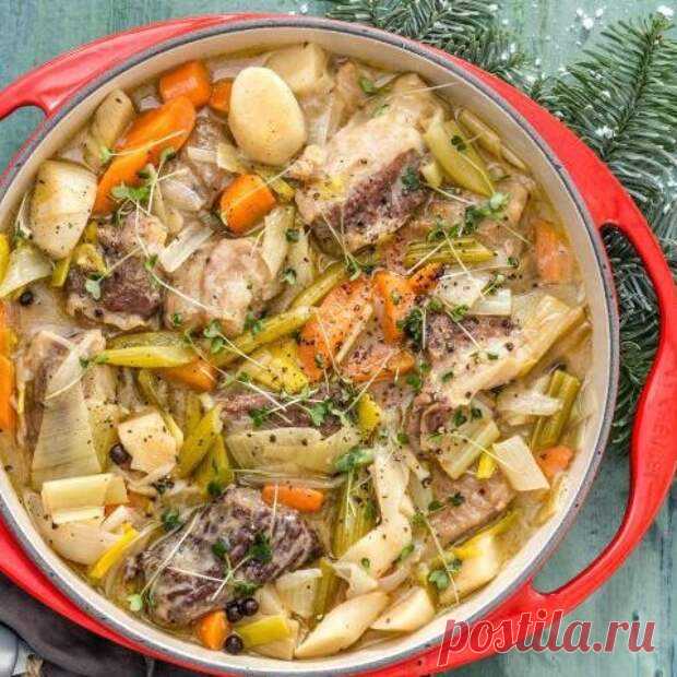 Телячья грудинка с овощами - Скатерть-Самобранка - медиаплатформа МирТесен Телячья грудинка с овощами Итого на 100 грамм 90 ккал Б/Ж/У 15.5 / 1.8 / 3.1 телячья грудинка 900 г лук 2-3 шт. перец сладкий 1 шт. винный уксус (или столовое вино) 2 ст. л. мед 1 ч. л. тимьян сухой 1 ч. л. укроп сухой 1 ч. л. перец чёрный соль Винный уксус смешать с медом. Грудинку натереть