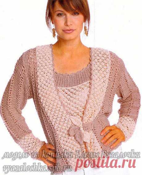 Нежный жакет очень красивым узором 
Сегодня хочу представить вам вязаный жакет спицами, с красивым рисунком. Особое внимание привлекает цветок по центру, с перламутровой пуговицей. Собирается он из листиков, два из них цвета пудры, а …