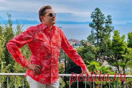Маэстро Понасенков высказался о смерти пострадавшего в конфликте с ним мужчины. Историк Евгений Понасенков (внесен Минюстом в реестр иноагентов), также известный как Маэстро, заявил, что юрист Олег Дибров, пострадавший в конфликте с ним и ранее скончавшийся, «сам себя уничтожил». Он также добавил, что Дибров дважды проходил по уголовному делу и ранее был оштрафован за хулиганство.