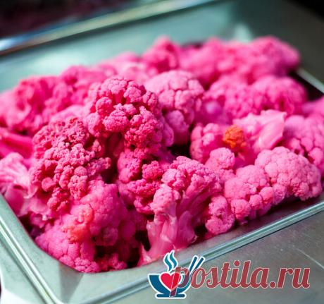 Квашеная цветная капуста "Розовые бутоны"

 Ингредиенты:

Цветная капуста свежая – 1,5-2 кг
Свекла красная – 1-2 шт.
Морковь – 1 шт.
Лавровый лист – 2-3 шт.
Перец душистый горошек – 6-8 шт.
Перец Чили – ½-1 стручок
Корень имбиря – несколько ломтиков
Чеснок – 2-3 зубчика
Вода – 1,5 л
Соль – 100 г
Сахар – 100 г