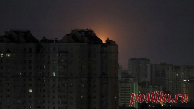 В Киеве после серии взрывов пропал свет. Украинский блогер Анатолий Шарий сообщил в своем Telegram-канале, что в Киеве начались экстренные отключения света после серии ...