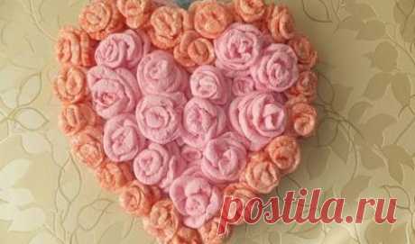 Поделки: бумажное сердце из цветов из салфеток  

 
Поделка сердце из салфеток подойдет для признания в любви или приятного подарка близкому человеку. Также ее можно использовать для декора интерьера помещения, в котором будет проходить свадьба ил…