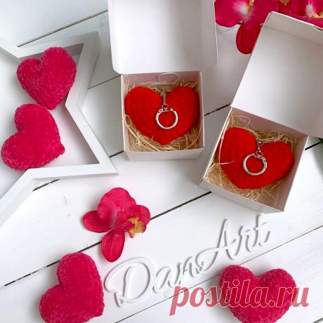 PDF Плюшевые сердечки крючком. FREE crochet pattern; Аmigurumi toy patterns. Амигуруми схемы и описания на русском. Вязаные игрушки и поделки своими руками #amimore - маленькое сердечко ко дню Святого Валентина из плюшевой пряжи, вязаное крючком сердце к 14 февраля.