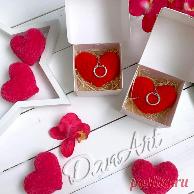 PDF Плюшевые сердечки крючком. FREE crochet pattern; Аmigurumi toy patterns. Амигуруми схемы и описания на русском. Вязаные игрушки и поделки своими руками #amimore - маленькое сердечко ко дню Святого Валентина из плюшевой пряжи, вязаное крючком сердце к 14 февраля.