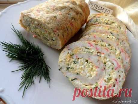 Закусочный рулет с крабовыми палочками.