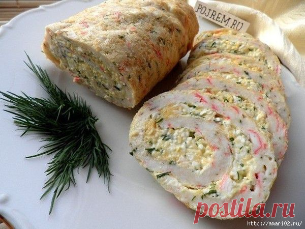 Закусочный рулет с крабовыми палочками.