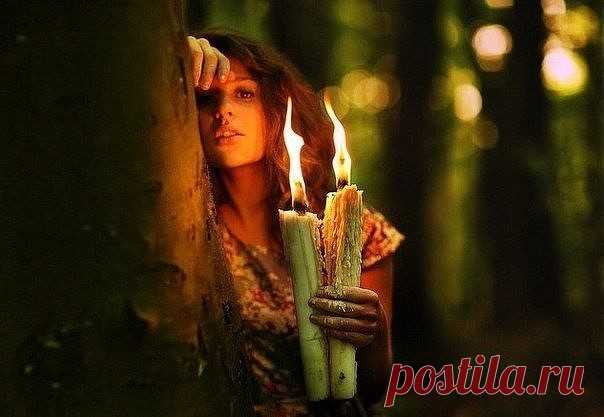 Выпутаться из беды 
#заговор
Когда вам грозят серьезные неприятности, и проблему нужно решить оперативно, зажгите свечу и 12 раз очень быстро наговорите на нее: 
«Иду, иду, веду, веду, заведу, запутаю, в молитвы закутаю, глаза 
отведу, от себя отгоню, любой дорогой пройду и миную беду. Хранит меня Бог. Истинно!» 
Заговором не стоит пользоваться часто — только в случае очень 
серьезных проблем, и в ситуациях, когда необходима экстренная защита. 

Еще один способ быстрого из...