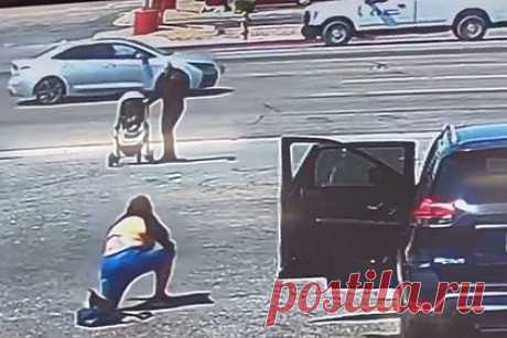 Молниеносная реакция прохожего спасла ребенка в катившейся под колеса коляске. В США прохожий спас ребенка, удержав коляску, которая из-за сильного ветра покатилась в сторону оживленной дороги. Видео спасения стало вирусным и набрало более 49 миллионов просмотров в соцсетях. Спасший ребенка американец пришел на помощь и упавшей женщине, которая получила травмы коленей.