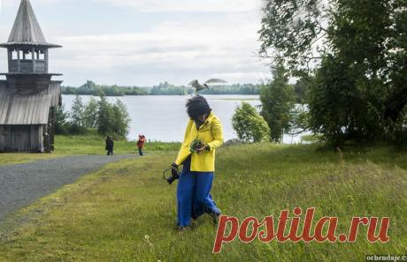 Мистические места Карелии: от христианской святыни до северной Кама-сутры. Словом, эзотерики всех мастей считают остров местом интенсивного геоактивного излучения, говоря простым языком – место силищи богатырской, где переплетаются верхние миры духов, людей и мир демонов.Меня на Кижах атаковали чайки, кода я охотилась за прекрасным кадром, в центре которого было гнездо. Но птицы, наверное, подумали, что гнездо у меня на голове.
Как добраться до острова Кижи:Если у вас есть...