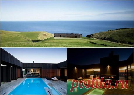 Частный дом возле пляжа в Новой Зеландии | Чёрт побери Parihoa House, прекрасный частный дом на холме над пляжем Муриваи в Новой Зеландии, привлекает внимание благодаря современным линиям и материалам, резко контрастирующими со спокойным окружающим ландшафтом. Однако темное дерево стен и огромные окна специально выбраны архитекторами Pattersons Associates в качестве элементов, адаптирующих дом к местности. Открытая планировка гостиных, семейных комнат, просторных спален вк...
