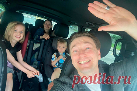 Сергей Безруков заявил о планах усыновить ребенка. Актер Сергей Безруков рассказал о планах завести еще одного ребенка, которого они с супругой Анной Матисон готовы взять из детского дома, когда подрастет их новорожденный сын. 47-летний артист признался, что о большой семье мечтал всегда, но завести детей у него получилось только во втором браке.