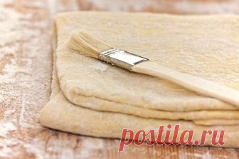 Как приготовить французское тесто - настоящая находка для каждого кулинара! Кто не любит французскую выпечку, тот просто никогда не пробовал настоящие круассаны, бриоши, бенье и другие вкусняшки… Но если пока нет возможности поколесить по Франции, дабы поверить в этот кулинарный факт, почему бы самому не научиться мастерству выпекания! СЛОЕНОЕ ТЕСТО
ИНГРЕДИЕНТЫ400 г муки...