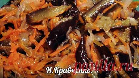 Маринованные баклажаны .
автор [id169961658|Наталья Кравченко]

8 крупных баклажанов очистить и нарезать на крупные бруски.

Довести до кипения 3 л воды, добавить туда 2 ст.л. соли и всыпать нарезанные баклажаны (я их не чистила, баклажаны молоденькие - помыла и порезала на брусочки), варить 5 минут.

Вынуть на дуршлаг и, слегка придавливая, удалить воду.

Пока баклажаны варятся, нужно очистить 2 больших моркови и 2 больших луковицы. Морковь натереть на крупной тёрке, а лу...