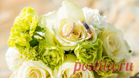 Букет из белых роз с гвоздиками и обручальными кольцами Обои для рабочего стола 1600x900