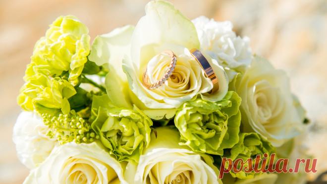 Букет из белых роз с гвоздиками и обручальными кольцами Обои для рабочего стола 1600x900