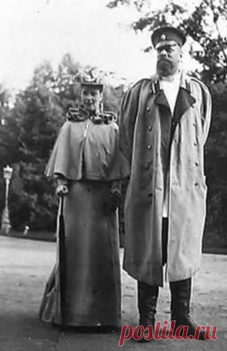 Maria Feodorovna and Alexander III, parents of Nicholas II. Interesting to see them both, did not know how they looked like together / J.H. сохранил(а) Пин на доску «The Romanovs ~ 1613-1918».