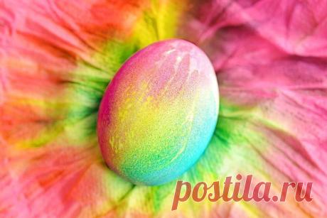 Красим яйца на Пасху по-новому с помощью пищевых красителей и салфетки