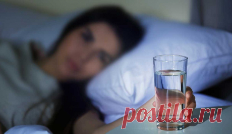 Стакан простой воды, выпитый перед сном, может защитить вас от инсульта
