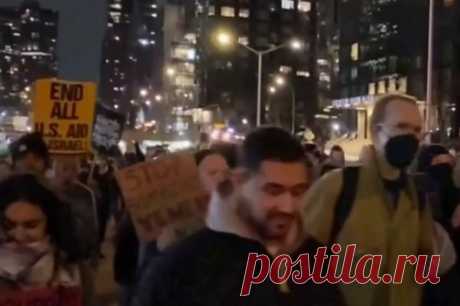В Нью-Йорке состоялась акция в поддержку Палестины и Йемена. В частности, демонстранты требуют прекратить бомбардировки Йемена.
