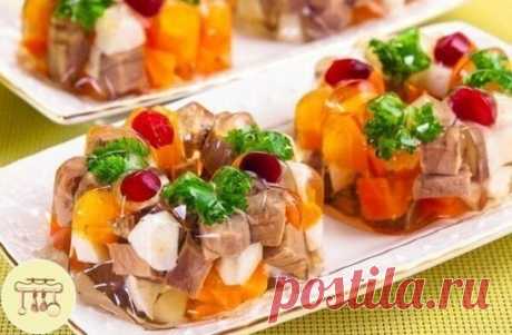 Порционное заливное мясо или язык
Ингредиенты:
- 300 г говядины (вырезки) или говяжьего языка
- 20 г желатина
- 200 г моркови
- 100 г лука
- 2 куриных яйца, вареных вкрутую
- лавровый лист
- перец горошек
- соль
- зелень
- клюква для украшения
ПРИМЕЧАНИЕ.
Вместо говядины или говяжьего языка можно взять куриное филе или филе индейки, фазана.
По вкусу, можно добавить любые овощи, например, зеленый горошек.
Морковь можно нарезать не кубиками, а звездочками или иными фигурками - см. Карвинг-2 и Эл
