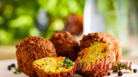 Фалафель — это здоровая еда: правда или самообман?
Одни считают фалафель сбалансированным приемом пищи, полным растительного белка, железа, витаминов и клетчатки, а другие — вредной уличной едой, напоминая о том, что готовят его в огромном количестве масла. Давайте же вместе разберемся, кто ближе к истине в этом споре. И сколько же калорий содержится в одной порции фалафеля? «Фалафель делается из нута (турецкого гороха), […]
Читай пост далее на сайте. Жми ⏫ссылку выше