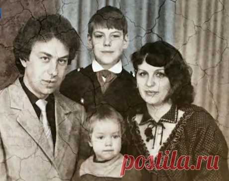 Дмитрий Дюжев: «Родные умирают, как только популярность набирает обороты»
У знаменитого актера, которого знают все по сериалу «Бригада», очень непростая судьба. Несмотря на свою популярность и множество поклонников, актер столкнулся с большим горем. Погибла его семья. Мужчина живет в Астрахани, но даже спустя семь лет после происшествия не может забыть то, что произошло. Ведь смерть близких не забывается, она всегда остается у нас в […]
Читай дальше на сайте. Жми подробнее ➡