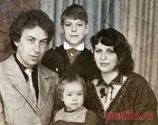Дмитрий Дюжев: «Родные умирают, как только популярность набирает обороты»
У знаменитого актера, которого знают все по сериалу «Бригада», очень непростая судьба. Несмотря на свою популярность и множество поклонников, актер столкнулся с большим горем. Погибла его семья. Мужчина живет в Астрахани, но даже спустя семь лет после происшествия не может забыть то, что произошло. Ведь смерть близких не забывается, она всегда остается у нас в […]
Читай дальше на сайте. Жми подробнее ➡