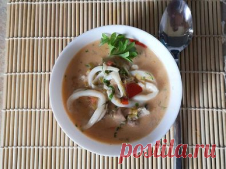 Том-Ям О Дроздова

кальмар замороженный 3 шт
мясо с двух куриных голеней без шкурки и кости
рис круглый 2 ст. ложки
шампиньоны 6 шт
морковь 1 шт
стебель сельдерея
паприка четвертинка
лук порей
кокосовое молоко 400 гр
паста ТомЯм 1 пакетик
помидор 1 шт
зелень
Кальмары залила крутым кипятком на несколько минут, потом промыла их холодной водой. Удалила косточку и нарезала тонкими кольцами. Рис промыла, куриную мякоть нарезала соломкой, поставила их вариться вместе в 0.5 литра воды.