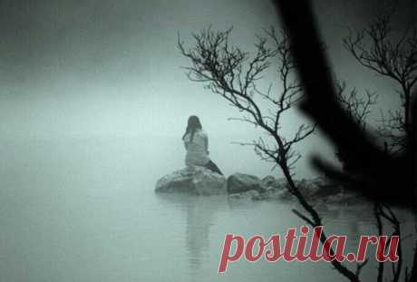 О том, как молчание лечит О том, как молчание лечит. Эту историю мне рассказали. Одна женщина из другой далекой страны пошла на занятия — странные занятия. Там учили молчать. Просто молчать — и все. Не медитировать, не делать физические упражнения, не раскачиваться, как былинка на ветру, сидя на коврике.