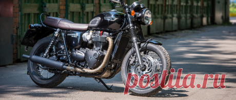 Держать марку: тест-драйв Triumph Bonneville T120 Своя «визитная карточка» есть у всех фирм-производителей. И менять ее – смерти подобно. Ну подумайте, разве может Harley, например, выпустить шоссейник с рядной «четверкой» вместо V-твина? Нонсенс! По другую сторону океана, в Британии, действуют те же законы. Поэтому Triumph Bonneville не имеет права изменяться. Но меняться он должен… 120 миль в час Альбион впервые познакомился с Bonneville в 1959 году. Тогда мотоцикл носил...