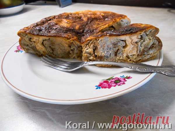 Мясной рулет из лаваша в мультиварке. Рецепт с фото Мясной рулет из лаваша - это очень быстрый и легкий в приготовлении рулет-пирог из готового тонкого армянского лаваша, который можно запечь в мультиварке. Такой рулет можно брать с собой на работу в качестве перекуса, а на пикник, он хорош как горячий, так и холодный. В фарш для мясной начинки можно добавить грибы и другие наполнители. Большой плюс  мультиварки -  в жару печет, а ничего не нагревается. Этот рулет можно печь и в духовке.
