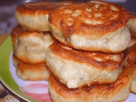 Пышные оладушки на кипяченом кефире - самые вкусные и пышные...
Оладушки по рецепту моей мамы! Получаются очень пышными, мягкими и сладенькими. Порой сложно добиться, чтобы оладушки были пышными, а не резиновыми. Этот рецепт будет с Вами навсегда!