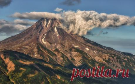 Вулкан Вилючинский.«Это потухший вулкан высотой 2175 м. Согласно данным некоторых исследований, последнее извержение Вилючинского вулкана произошло более 7 тысяч лет назад. 5 сентября 1981 год — после сильного ливня, с западного склона сошёл грязевой поток».