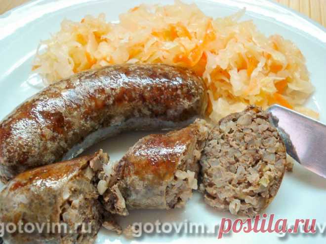 Печеночная колбаса с гречкой. Рецепт с фото Домашнюю колбасу, приготовленную только из печени и гречки, можно считать диетической. Несмотря на отсутствие в наполнителях жиров, колбаска получается сочной, потому что в колбасный фарш добавляют бульон или воду. К тому же натуральная свиная черева, которая используется в качестве оболочки, очень аппетитно выглядит после обжаривания и приятно растрескивается при надкусывании. Рецепт печеночной колбасы с гречкой прост настолько,...