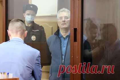 Дело экс-губернатора Пензенской области связали с контрактами против COVID-19. Бывший губернатор Пензенской области Иван Белозерцев и бизнесмен Борис Шпигель стали фигурантами уголовного дела в связи с госконтрактами на борьбу против коронавирусной инфекции. Предприниматели передавали взятки за победу на аукционе по оказанию медицинских услуг в регионе.