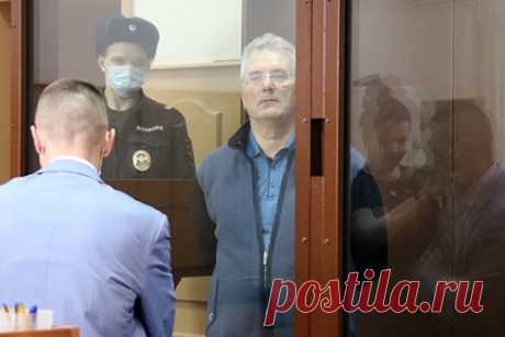 Дело экс-губернатора Пензенской области связали с контрактами против COVID-19. Бывший губернатор Пензенской области Иван Белозерцев и бизнесмен Борис Шпигель стали фигурантами уголовного дела в связи с госконтрактами на борьбу против коронавирусной инфекции. Предприниматели передавали взятки за победу на аукционе по оказанию медицинских услуг в регионе.