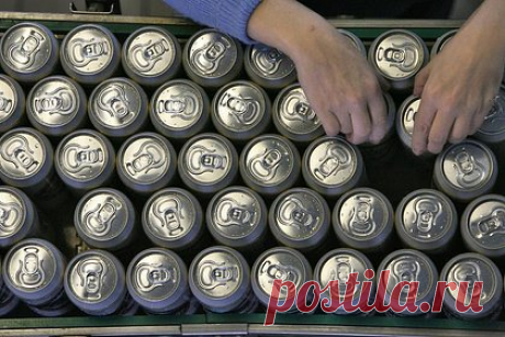 В России импортозаместили алюминиевые банки. Директор департамента международной кооперации и лицензирования внешней торговли Минпромторга Роман Чекушов заявил, что в России за прошедший год удалось полностью импортозаместить производство алюминиевых банок. Он отметил, что еще в начале 2022 года 70 процентов этого товара в России было американского производства.