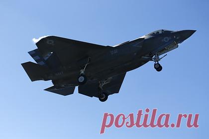F-35C поржавели. После полугода эксплуатации в суровых морских условиях палубные истребители пятого поколения F-35C Lightning II авианосца Carl Vinson Воено-морских сил (ВМС) США покрылись ржавчиной, пишет The Drive. Издание отмечает, что красновато-коричневые полосы заметны на центральной части фюзеляжа, крыльях и хвостовом оперении.