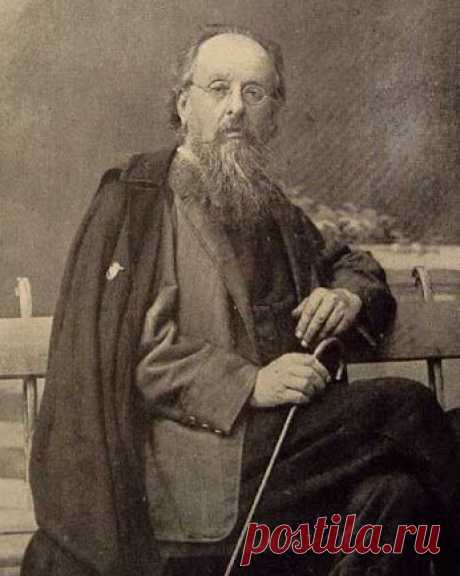 Google+
17 сентября 1857 года родился Константин Циолковский - русский и советский учёный и изобретатель в области аэродинамики, основоположник космонавтики

По семейному преданию, род Циолковских ведёт свою генеалогию от казака Северина Наливайко, который руководил антифеодальным крестьянско-казацким восстанием на Украине в 16 веке. Потомки Наливайко были сосланы в Плоцкое воеводство, где породнились с дворянской семьей и приняли их фамилию – Циолковские. Сама же фамилия произошла